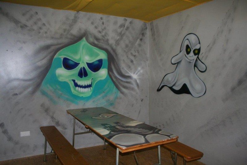 Gruselige Dekoration im Spielbereich